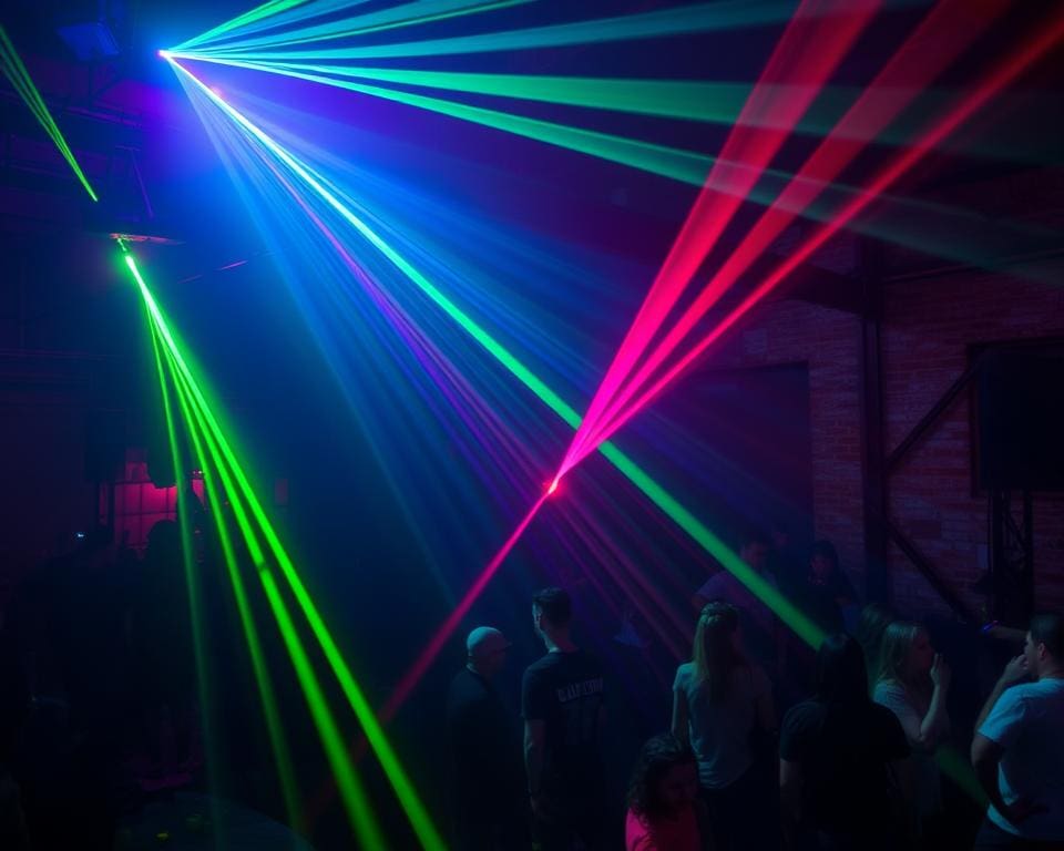 Discotheekfeest in een industriële setting met lasershows